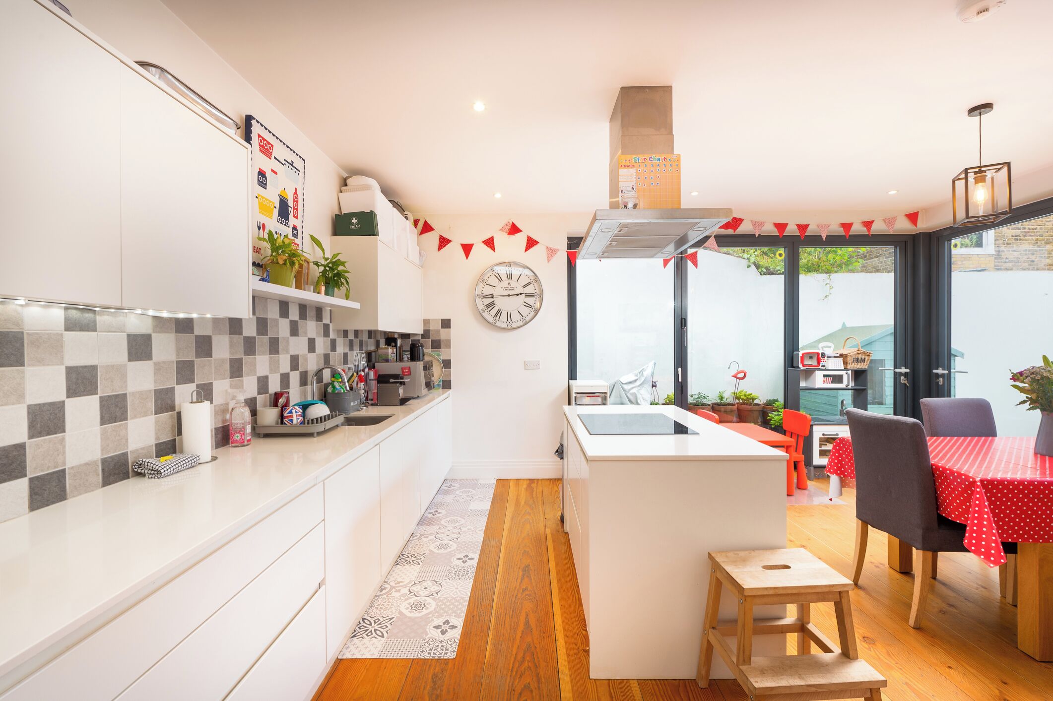 House (4 Bedrooms) | Private kitchen | Fridge, microwave, oven, stovetop