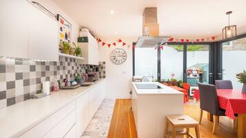 House (4 Bedrooms) | Private kitchen | Fridge, microwave, oven, stovetop