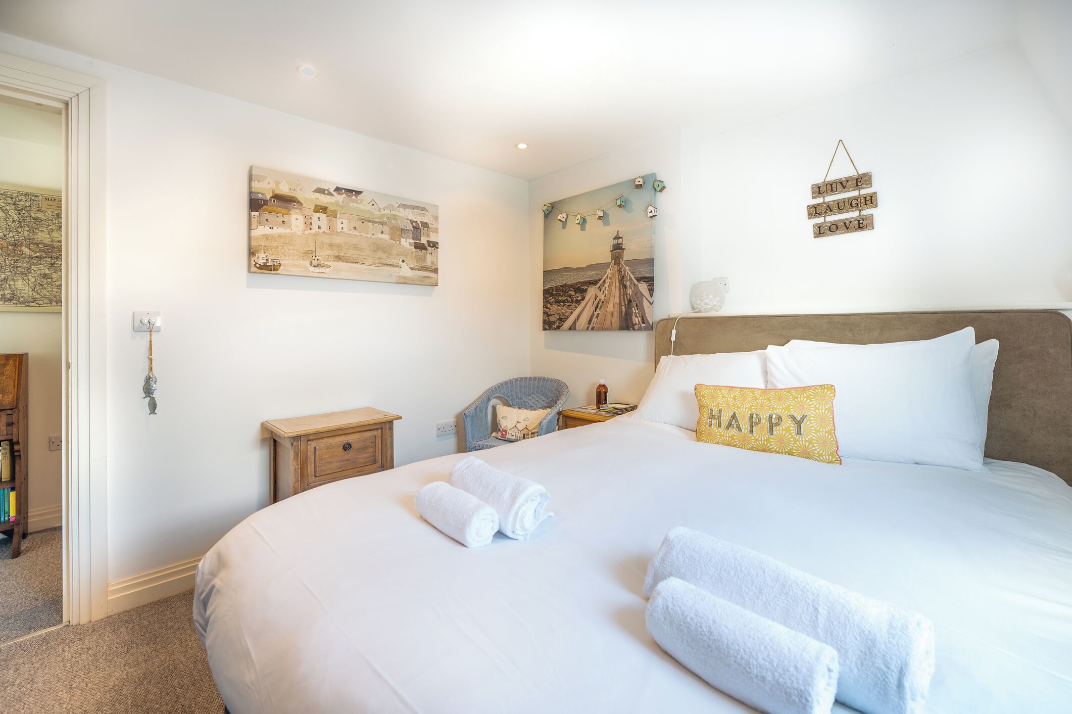 4 عدّة غرف نوم وأغطية فراش متميزة ومكتب ومكواة/لوح كي