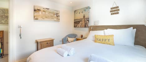 ハウス (4 Bedrooms) | 4 室のベッドルーム、高級寝具、デスク、アイロン / アイロン台