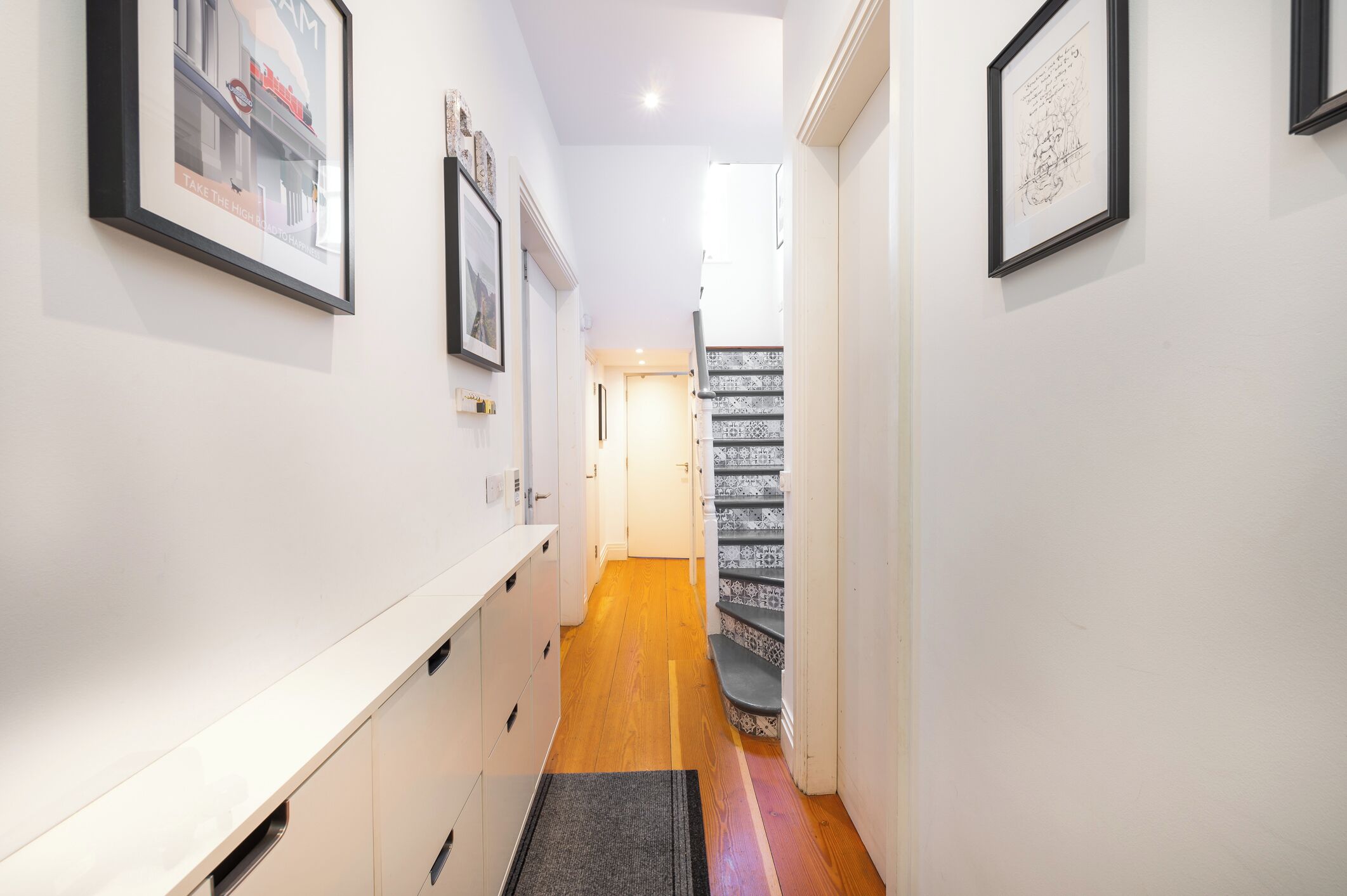 House (4 Bedrooms) | Staircase