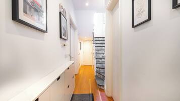 House (4 Bedrooms) | Staircase