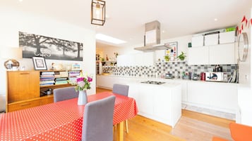 House (4 Bedrooms) | In-room dining
