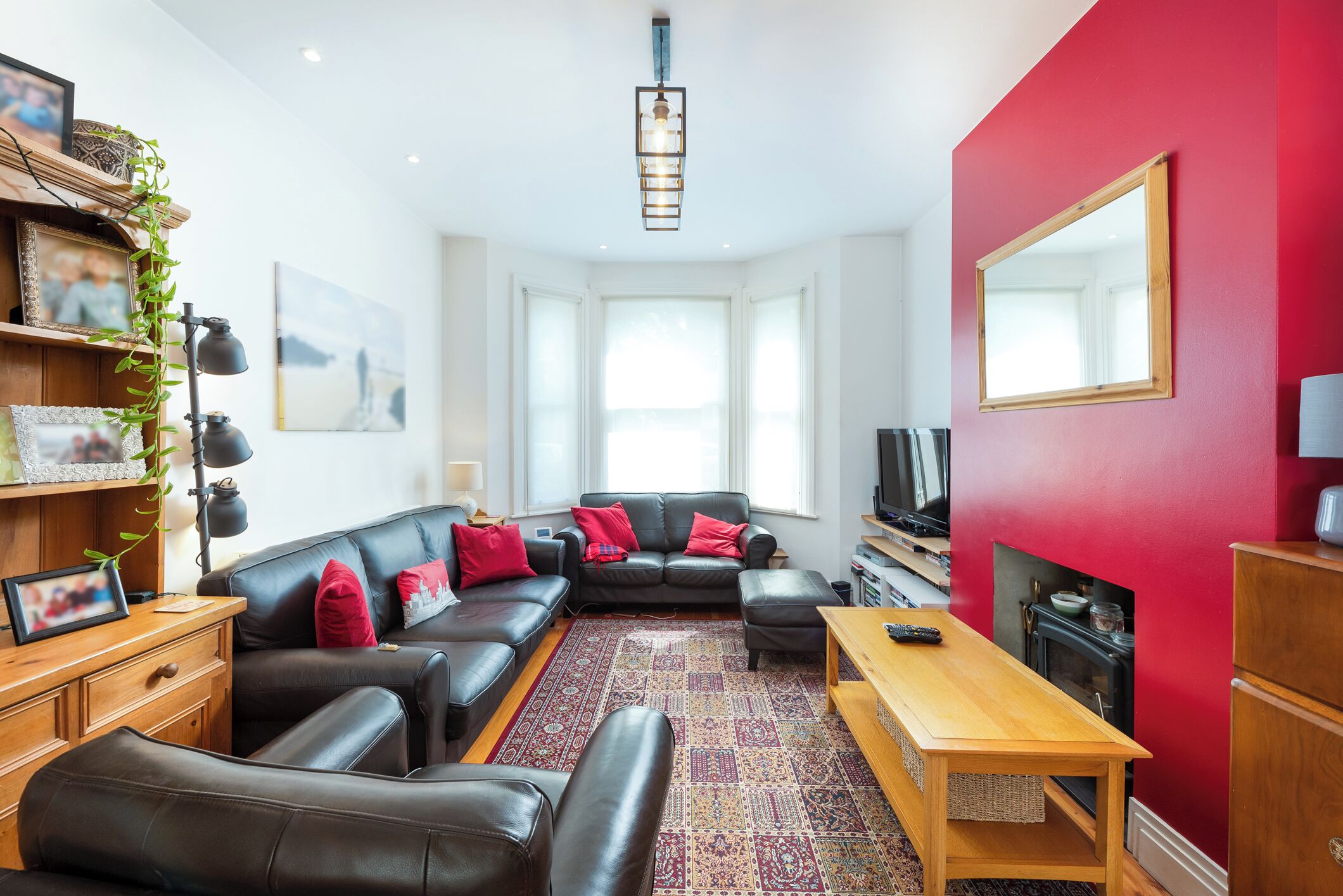 House (4 Bedrooms) | Living area | 35-inch TV with satellite channels