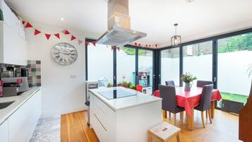 منزل (4 Bedrooms) | مطبخ خاص | ثلاجة، ميكروويف، فرن، موقد طهي مسطح