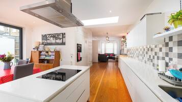House (4 Bedrooms) | Private kitchen | Fridge, microwave, oven, stovetop