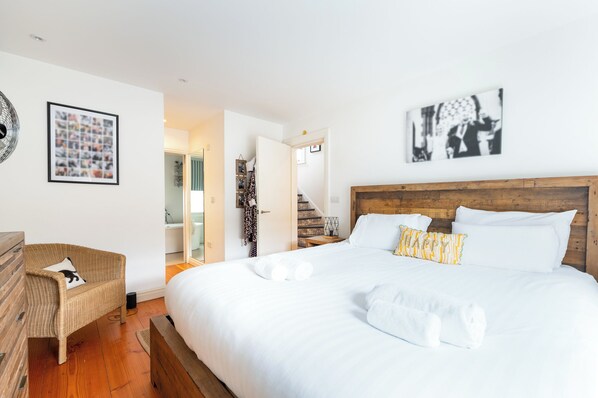 House (4 Bedrooms) | 4 bedrooms, premium bedding, desk, iron/ironing board