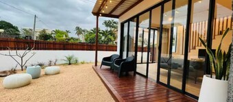 Into The Sea - 5 mins from the Beach