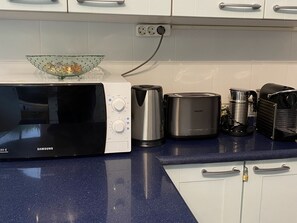Een koelkast, een magnetron, een oven, een vaatwasser