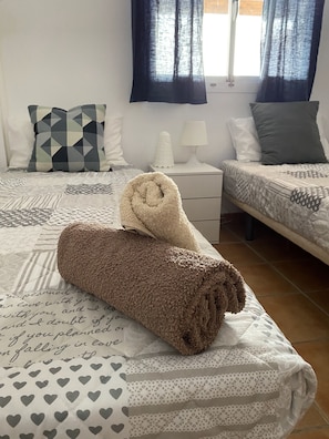 4 slaapkamers, een strijkplank/strijkijzer, gratis wifi, beddengoed