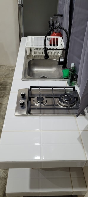 Kühlschrank, Wasserkocher mit Kaffee-/Teezubehör