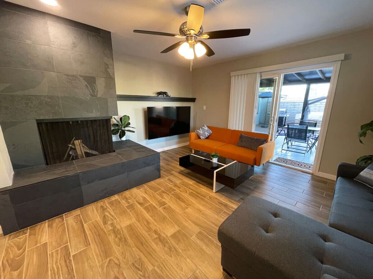 New Midtown Modern Home With Backyard (Unit A)