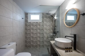 Suihku, hiustenkuivaaja, pyyhkeet, saippua