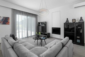 Smart TV, ping pong - Villa Korali blends luxury and comfort seamlessly in every corner. (Pastida)