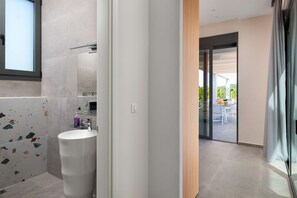 Douche, articles de toilette gratuits, sèche-cheveux