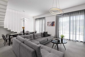 Smart TV, ping pong - Villa Korali blends luxury and comfort seamlessly in every corner. (Pastida)