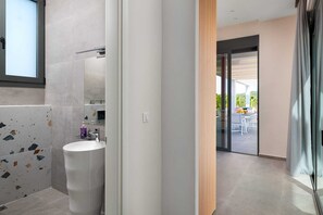 Shower, free toiletries, hair dryer, towels - Villa Korali blends luxury and comfort seamlessly in every corner. (Pastida)