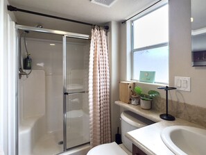 Dusche, Haartrockner, Handtücher