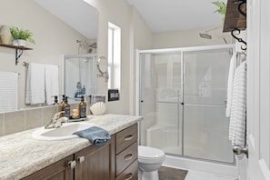 Combined shower/tub, towels