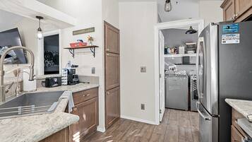 Frigorifero, microonde, forno, piano cottura