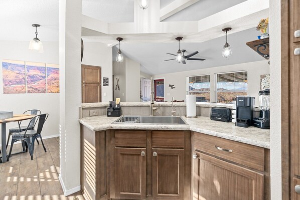 Køleskab, mikrobølgeovn, ovn, kogeplade