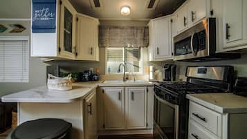 冰箱、微波炉、烤箱、炉灶