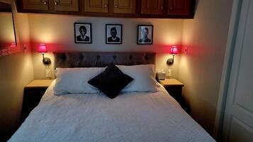 2 bedrooms, internet, bed sheets