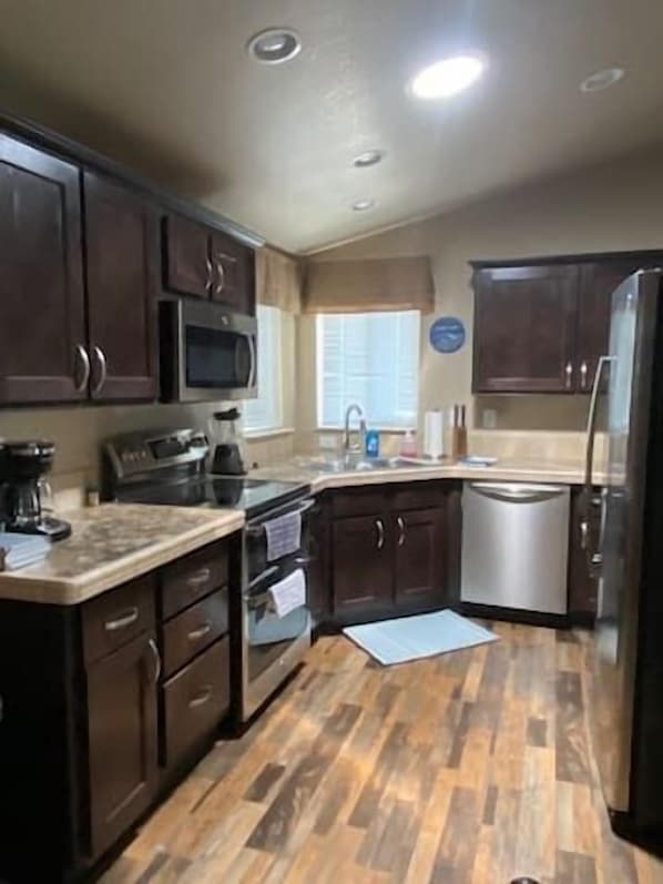 Réfrigérateur, four, plaque de cuisson, lave-vaisselle