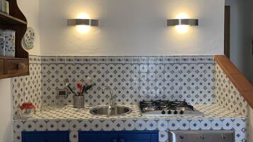 KĂŒhlschrank, Ofen, Herdplatte, Wasserkocher mit Kaffee-/Teezubehör