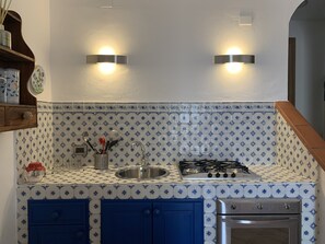 Fridge, oven, stovetop, coffee/tea maker