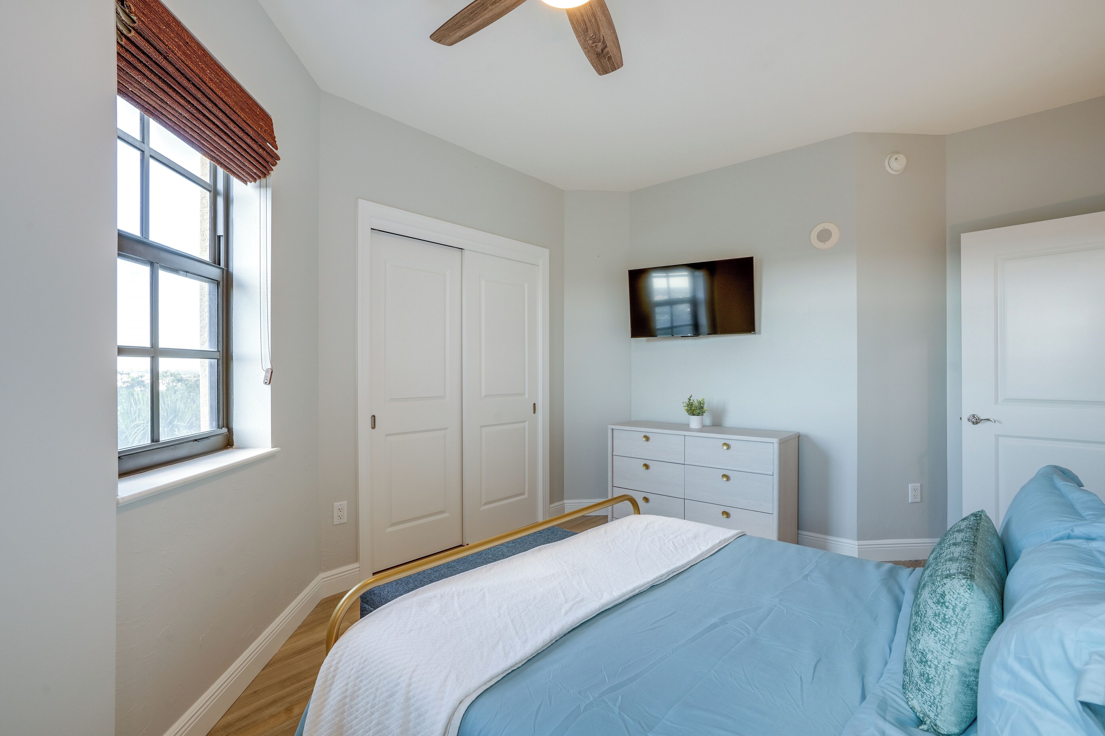 Bedroom 2 | Queen Bed