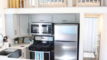 雪櫃、微波爐、焗爐、爐具