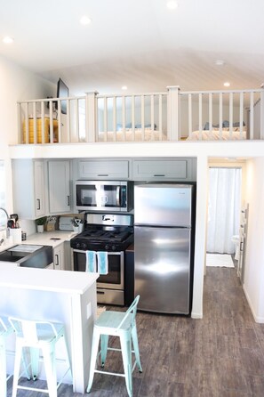 Køleskab, mikrobølgeovn, ovn, kogeplade