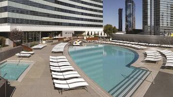 2 udendørs pools, opvarmet pool, hytter (tillægsgebyr), parasoller