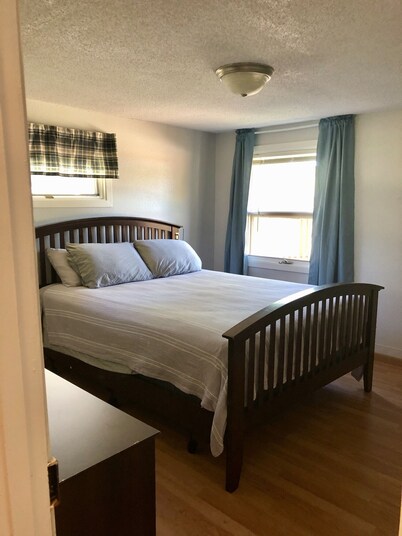 Cabin by lake, pet friendly, quiet