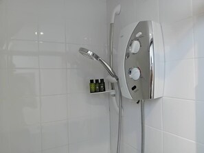 Appartement | Salle de bain | Douche, séchoir à cheveux, serviettes fournies