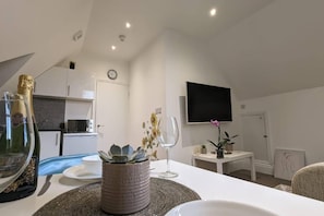 Apartment | Dining