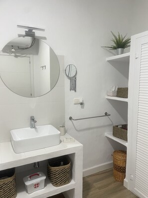 Suihku, hiustenkuivaaja, pyyhkeet, saippua