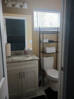 ヘアドライヤー、タオル、トイレットペーパー