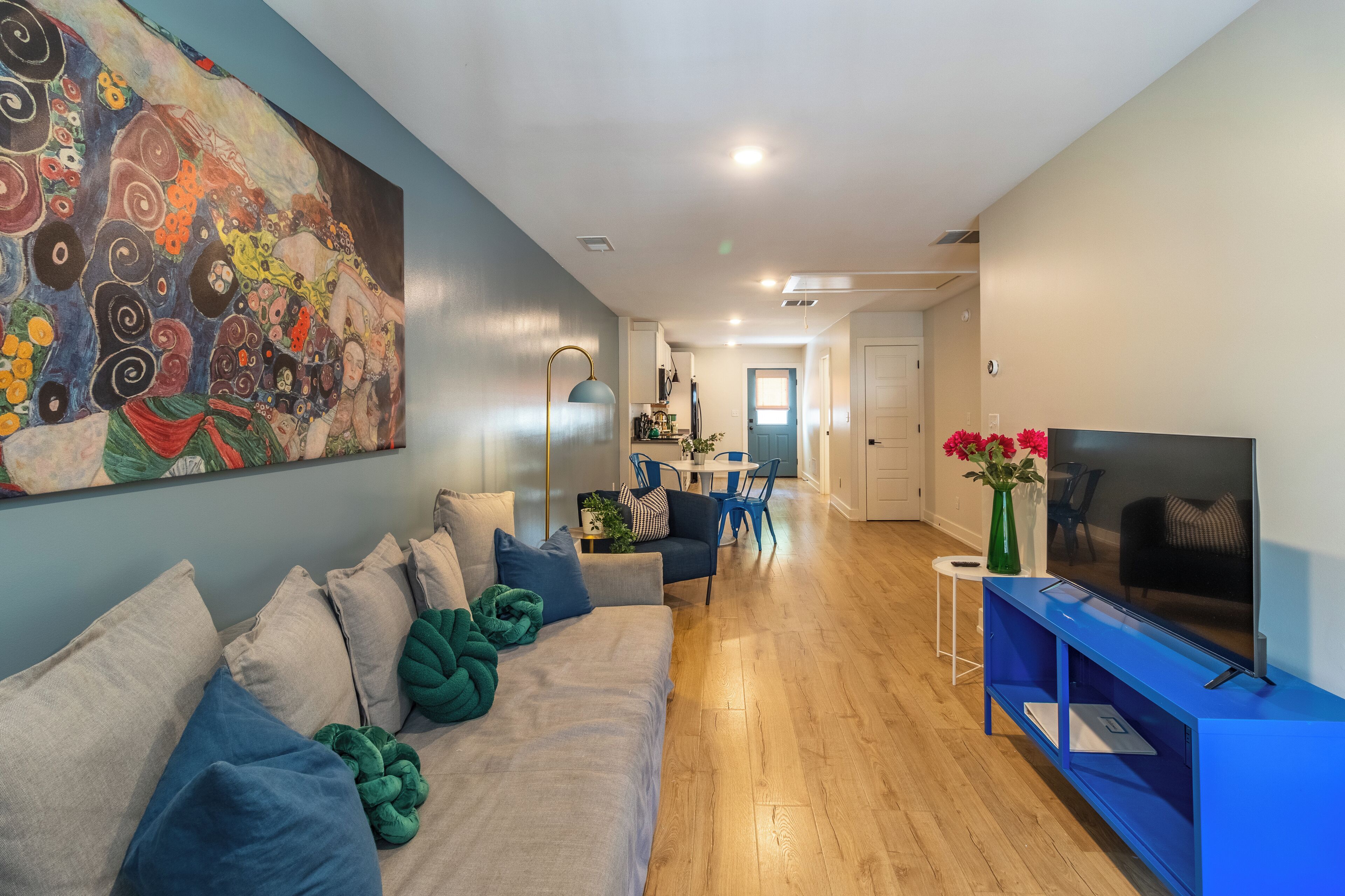 Cute 2 bedroom close to downtown and walking distance to restaurant