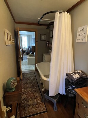 Haartrockner, Handtücher, Seife, Shampoo