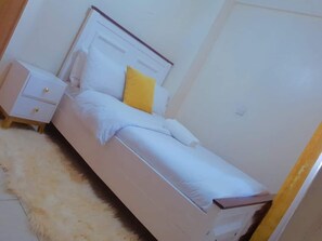 2 bedrooms, Internet, bed sheets - One bedroom in Nairobi. (Nairobi)