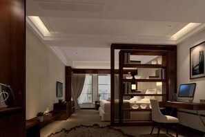 A modern hotel room with a desk, chair, and a large window. - Century Yuan International hotel(Jiangyan,Taizhou) (Taizhou)