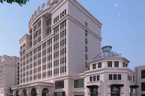 A multi-story hotel with a prominent central tower and a dome structure. - Century Yuan International hotel(Jiangyan,Taizhou) (Taizhou)
