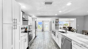 Kjøleskap, mikrobølgeovn, ovn og kokeplater