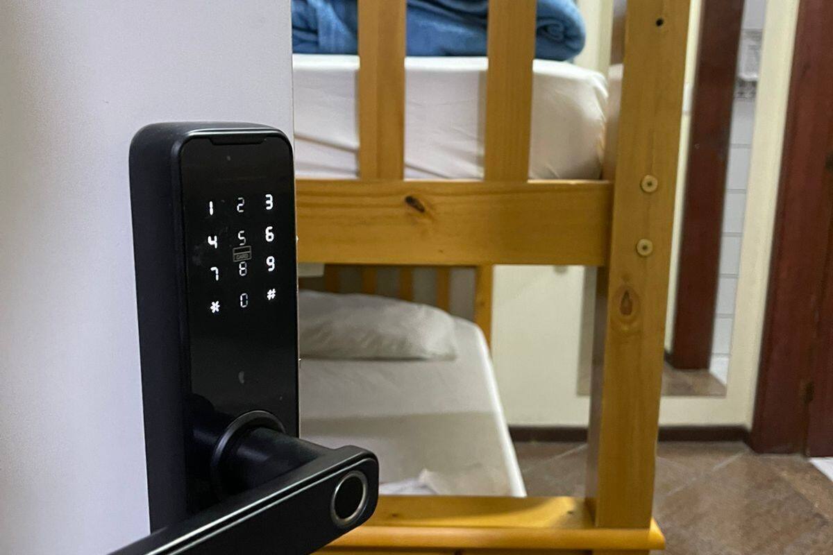 Eine Tür mit einem modernen, elektronischen Zahlenschloss.