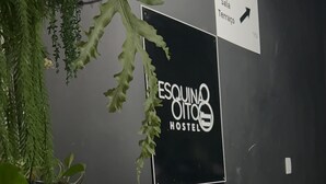 A sign for 'Esquina Oito Hostel' with directional arrows to 'Cozinha', 'Sala', and 'Terraço'. - Esquina 8 Hostel (Florianópolis)