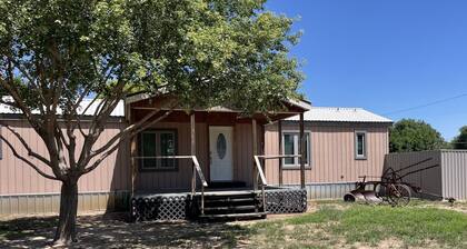 Serene & comfortable Southwestern home in Dalhart for you and your pets…