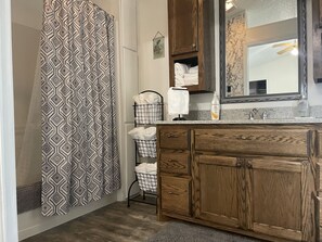 Hair dryer, towels, soap, shampoo - Serene & comfortable Southwestern home in Dalhart for you and your pets… (Dalhart)