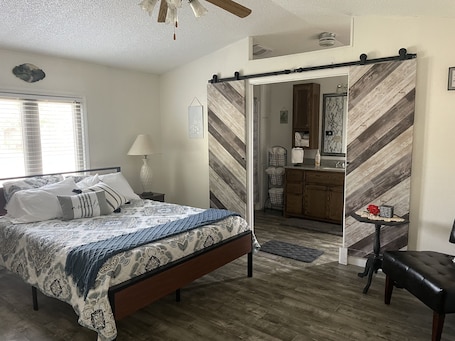3 bedrooms, iron/ironing board, travel cot, free WiFi. Serene & comfortable Southwestern home in Dalhart for you and your pets…